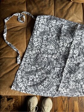 Trader Joe's Hawaiian Floral 🌺 Waist Apron in Gray & White